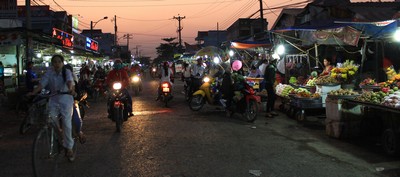 Một góc chợ Phước Yên (Phú Quới) nhộn nhịp khi đêm về.