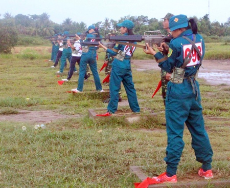 Lực lượng dân quân tự vệ thực hiện bài bắn mục tiêu cố định ban ngày bằng súng tiểu liên AR15.
