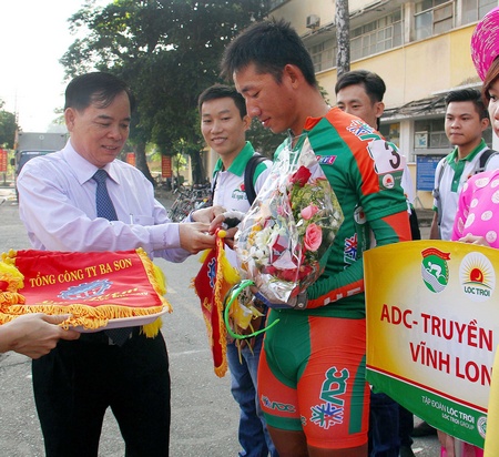 Ông Trần Ngọc Tam- Phó Chủ tịch UBND tỉnh Bến Tre- trao cờ, tặng hoa cho các đội tại lễ khai mạc giải.