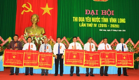 Bí thư Tỉnh ủy- Trần Văn Rón trao Cờ thi đua của Chính phủ cho các đơn vị.