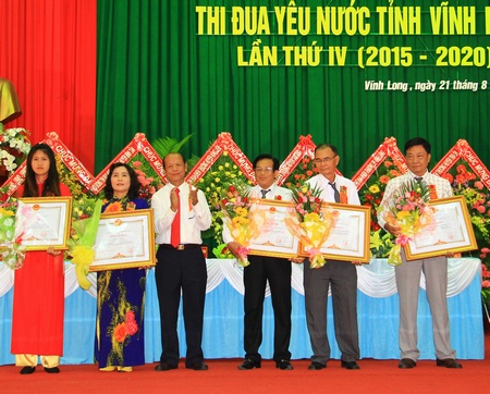 Phó Bí thư Thường trực Tỉnh ủy- Trương Văn Sáu trao bằng khen của Thủ tướng Chính phủ cho các đại biểu.