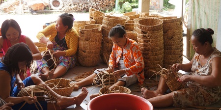 Nghề đan thảm lục bình ở huyện Tam Bình giúp giảm nghèo hiệu quả.