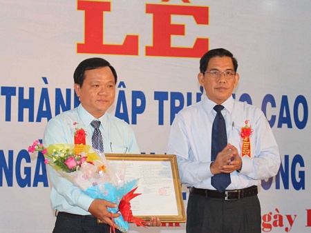 Ông Nguyễn Văn Thanh- Phó Chủ tịch Thường trực UBND tỉnh trao quyết định thành lập Trường CĐ Nghề Vĩnh Long cho ông Trần Anh Tuấn- Hiệu trưởng trường.