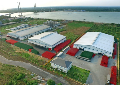 Nhà máy mới dưới chân cầu Mỹ Thuận.