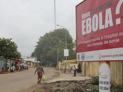 Bảng thông tin cảnh báo dịch Ebola ở thủ đô Conakry, Guinea. Ảnh: REUTERS