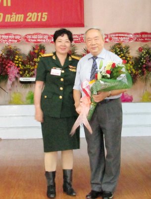 Đại diện Ban liên lạc Thiếu sinh quân Quân khu 9 tặng hoa cho ông Vũ Mão- Trưởng Ban liên lạc thiếu sinh quân Việt Nam.