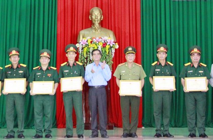 Phó Chủ tịch UBND tỉnh- Lê Quang Trung tặng bằng khen cho các tập thể và cá nhân có thành tích xuất sắc