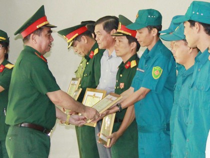 Đại tá Nguyễn Quốc Dũng-  Chỉ huy trưởng Bộ Chỉ huy Quân sự tặng bằng khen cho các tập thể và cá nhân xuất sắc 
