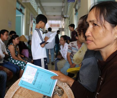 Người dân khám chữa bệnh BHYT tại Bệnh viện Đa khoa huyện Trà Ôn.