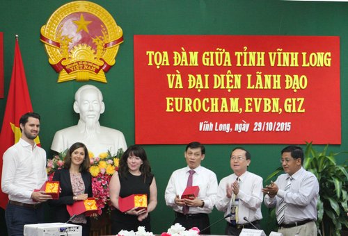 Tang bieu trung cho hiep hoi DN Chau au: Ông Phan Anh Vũ trao logo biểu trưng tỉnh Vĩnh Long cho đoàn công tác