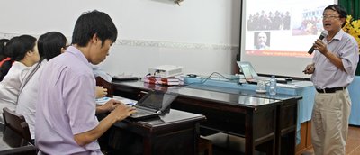 Nhà báo Huỳnh Dũng Nhân truyền đạt những kiến thức mới về “Phương pháp thực hiện phóng sự”.