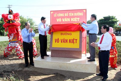 Ông Trần Văn Rón kéo băng công bố  tên đường Võ Văn Kiệt tại Trà Vinh.