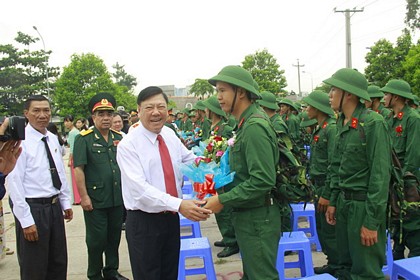 Bí thư Tỉnh ủy- Trần Văn Rón tặng hoa, động viên thanh niên lên đường nhập ngũ.