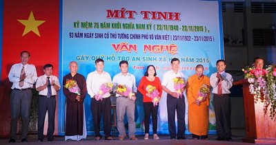 Lãnh đạo huyện Tam Bình cảm ơn và  tặng hoa ghi nhận tấm lòng của các nhà tài trợ.