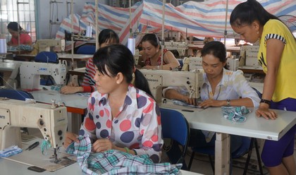 Lao động học nghề may mặc tại Trung tâm Giới thiệu việc làm huyện Mang Thít.