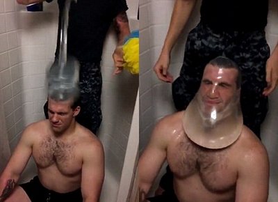  Một người thực hiện thử thách đội bao cao su chứa nước lên đầu. Ảnh: Daily Mail
