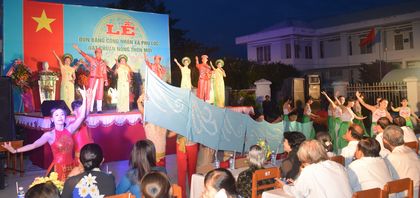 Nhiều tiết mục văn nghệ đặc sắc do ngành văn hoá huyện Tam Bình dàn dựng và biểu diễn phục vụ tại lễ đón nhận xã NTM Phú Lộc.