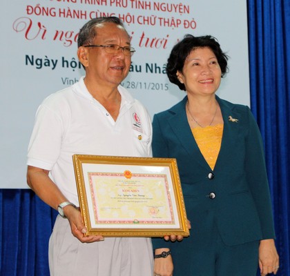 Phó chủ tịch HĐND tỉnh- Huỳnh Kim Nguyên trao bằng khen cho ông Nguyễn Văn Lượng, người có 20 lần hiến máu.