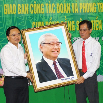 Phó Chủ tịch UBND tỉnh- Lê Quang Trung thay mặt tỉnh trao tặng bức ảnh Cố thủ Tướng Võ Văn Kiệt cho Bí thư BCH Trung ương Đoàn Nguyễn Anh Tuấn