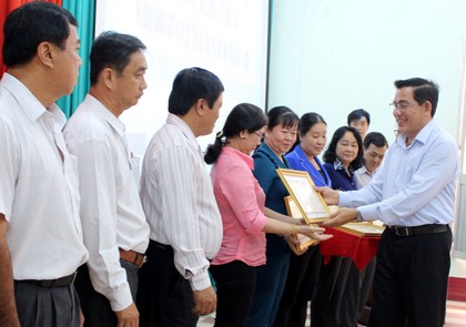 Ông Nguyễn Văn Thanh trao bằng khen của UBND tỉnh cho các tập thể có thành tích xuất sắc.