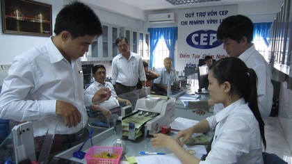 Chi nhánh CEP Vĩnh Long giải ngân cho CNVC- LĐ huyện Mang Thít. 