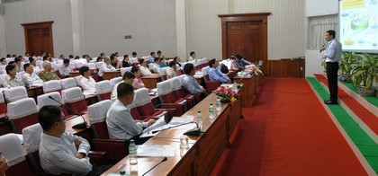 Ông Nguyễn Văn Hiền- CEO Công ty iNet Solutinons trình bày một số thông tin nền tảng về chính quyền điện tử.