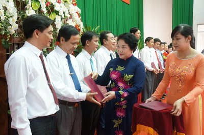 PGS.TS Trương Thị Thông- Phó Giám đốc Học viện  Chính trị Quốc gia Hồ Chí Minh  trao bằng cho các thạc sĩ.
