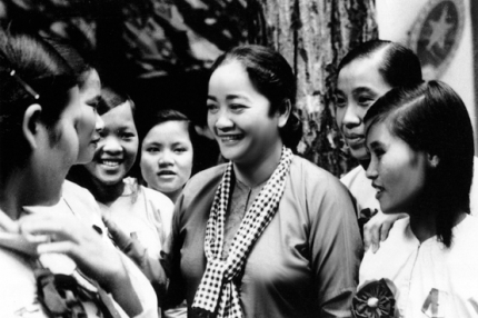 Thiếu tướng Nguyễn Thị Định và các chị em phụ nữ Nam Bộ.