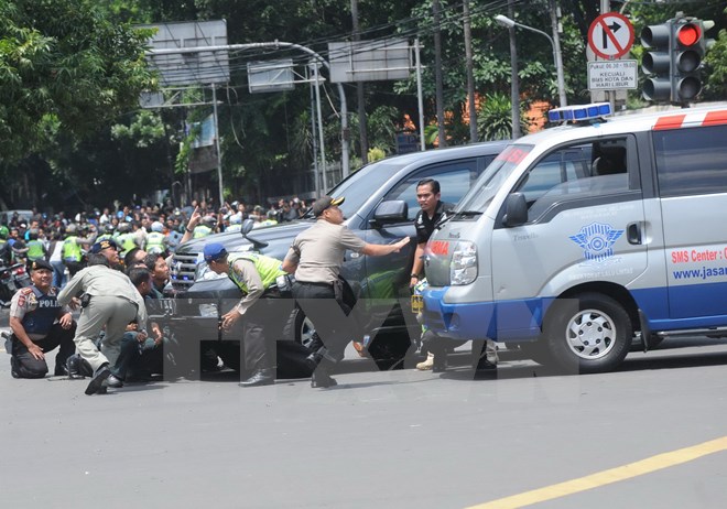 Lực lượng an ninh Indonesia giao tranh với các tay súng ở Jakarta ngày 14/1. (Nguồn: THX/TTXVN)