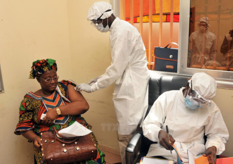 Nga tuyên bố đã phát triển loại vắc xin phòng chống 100% vi rút Ebola. Trong ảnh: Một phụ nữ tiêm vắc xin ngày 10/3/2015 tại một bệnh viện ở Conakry, Guinea.