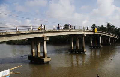 Cầu Tân Hạnh bị nghiêng trụ khung làm dầm cầu bị vênh theo.