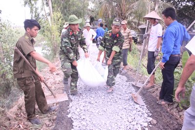 Lực lượng vũ trang hưởng ứng phong trào thi đua chung sức xây dựng nông thôn mới.