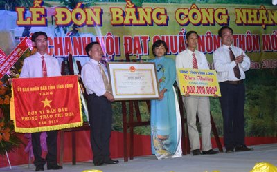  Ông Lữ Quang Ngời- UVTV Tỉnh uỷ, Phó Chủ tịch UBND tỉnh đến dự và trao bằng công nhận xã đạt chuẩn NTM cùng các phần thưởng cho xã Chánh Hội.