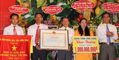 Phó chủ tịch UBND tỉnh-  Lê Quang Trung trao bằng công nhận, cờ thi đua và công trình phúc lợi trị giá 1 tỷ đồng cho xã Đông Thành.