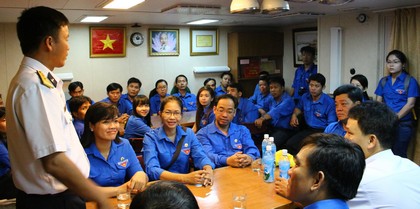 Đoàn hành trình tuổi trẻ Vĩnh Long- Vì biển đảo quê hương thăm và trò chuyện với các chiến sĩ trên tàu 012 Lý Thái Tổ .