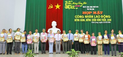 Phó Chủ tịch UBND tỉnh- Trần Hoàng Tựu tặng quà Tết cho cán bộ hưu trí của Công ty TNHH 1TV Công trình công cộng