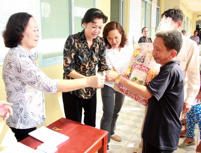 Người dân xã Tân Bình nhận quà từ Hội Bảo trợ Người tàn tật, trẻ mồ côi và bệnh nhân nghèo tỉnh.