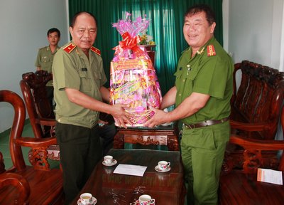  Thăm và chúc tết lãnh đạo, chiến sĩ Công an huyện Bình Tân.