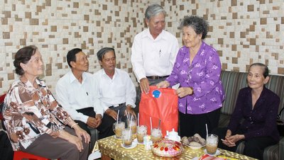 Đoàn đến thăm và tặng quà tết cho bà Huỳnh Thị Hạnh (Khóm 3, Phường 4, TP Vĩnh Long) năm nay tròn 60 năm tuổi Đảng.