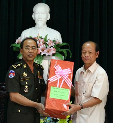 Đại tướng Điêng Sa Run- Cố vấn trực tiếp Thủ tướng San đách Đề trô Hun sen tặng quà cho Tỉnh ủy