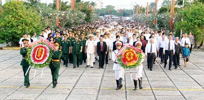 Đoàn đại biểu dân quân chính Đảng tỉnh Vĩnh Long viếng nghĩa trang liệt sĩ