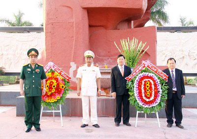 Các đồng chí lãnh đạo tỉnh đặt vòng hoa trước tượng đài nghĩa trang.