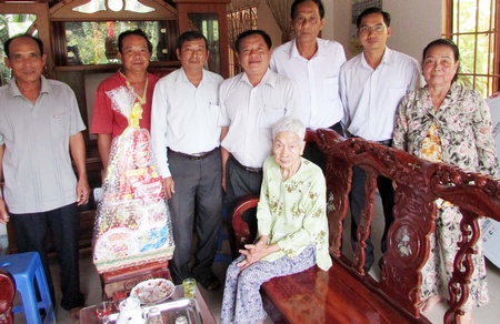 Lãnh đạo Sở Văn hóa- Thể thao và Du lịch ân cần thăm hỏi sức khỏe và tặng quà cho Mẹ Nguyễn Thị Lộc ở xã Trung Ngãi.   