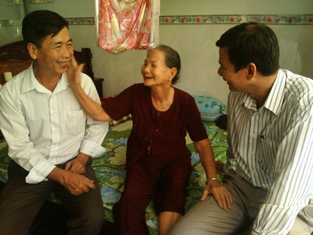 Phòng thời sự Đài PT- TH Vĩnh Long thăm chúc tết Mẹ Việt Nam anh hùng Phạm Thị Bảy ở xã Hòa Bình (Trà Ôn).