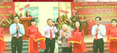 Lãnh đạo UBND tỉnh, ngành, chính quyền địa phương và đơn vị cắt băng khánh thành BVĐK huyện Bình Tân.