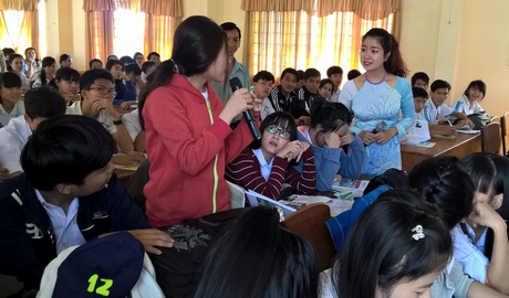 Các em học sinh đặt câu hỏi trong ngày hội tư vấn hướng nghiệp tại trường THPT Phạm Hùng.