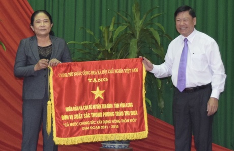 Bí thư Tỉnh ủy- Trần Văn Rón trao cờ của Chính phủ tặng Đơn vị xuất sắc trong phong trào thi đua “Cả nước chung sức xây dựng NTM” cho nhân dân và cán bộ huyện Tam Bình