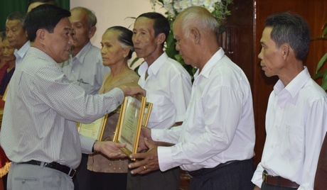 Phó Chủ tịch UBND tỉnh- Trần Hoàng Tựu trao bằng khen của UBND tỉnh cho tập thể và cá nhân có nhiều thành tích trong phong trào thi đua “Vĩnh Long chung sức xây dựng NTM”.