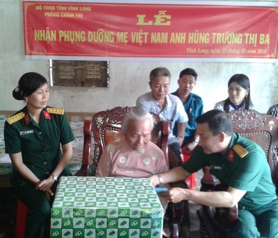 Đại tá Đặng Minh Hùng- Phó Chủ nhiệm Chính trị Bộ Chỉ huy Quân sự tặng quà Mẹ Việt Nam anh hùng Trương Thị Ba.