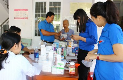 Tham gia khám bệnh cho bệnh nhân tại xã Tân Hạnh